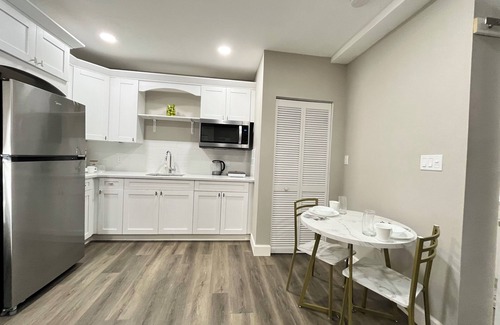 Town N County Park Apartment | Centrally located modern studio W/D in fabulous Tampa close to TPA and highways