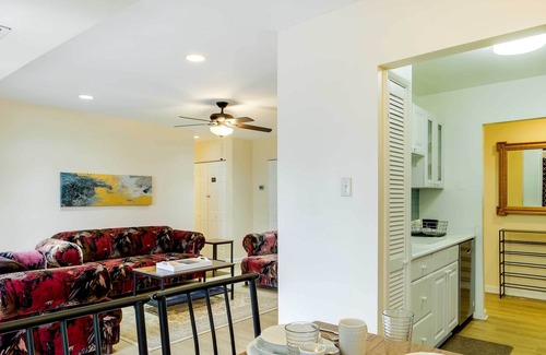 Springfield Apartment | Centrally Located Springfield Apartment w/ Balcony