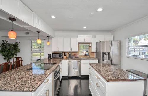 MacGregor Apartment | Centrally located unit, king beds, jacuzzi, near Downtown,TSU, TMC, Rice uni