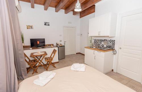 Santa Maria Apartment | [Centro Storico] Redmood House a 5 min dal mare, Wi-Fi, A/C e Netflix