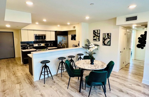 Los Angeles Apartment | Century City Fancy West Hollywood 2br w/Parking