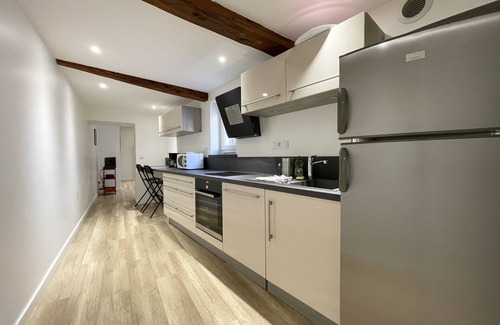 Grenoble City Centre Apartment | #CF In White&Gray ⚫ Center