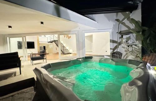 Alejandria House | CH105 Poblado 7BR Villa Jacuzzi AC 24 hours Security