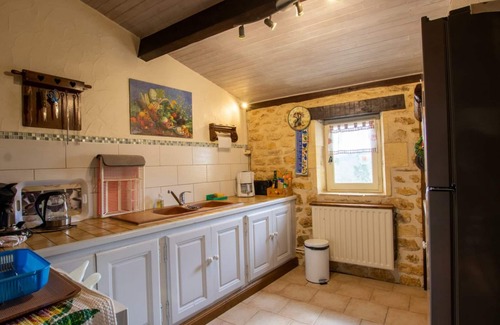 Les Eyzies Cottage | Charming Stone House with Terrace, Garden & Wifi Near Prehistoric Sites in Les Eyzies-de-Tayac
