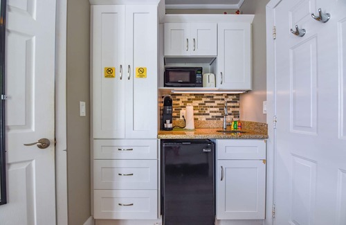 Old Town Condo | Chagall’s Corner | Newly Remodeled!
