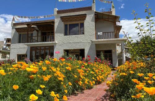 Leh House | Chakzot garden house