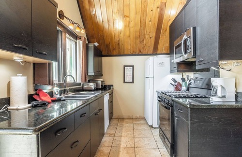 Mammoth Lakes Ski Chalet | Chalet #16, Slope Side Ski in Ski Out Spacious Fam