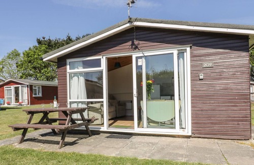 Padstow Ski Chalet | CHALET 209, family friendly, with a garden in St Merryn
