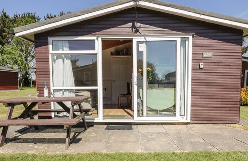 Padstow Ski Chalet | CHALET 209, family friendly, with a garden in St Merryn