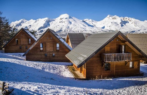 La Joue du Loup Ski Chalet | Chalet, 350m from ski slopes, view mountain, fitness, terrace, parking, tv, ski locker, 43m²