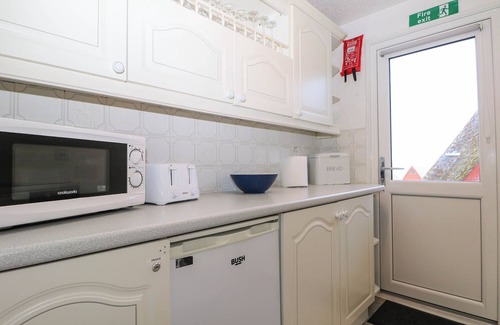 Great Mongeham Cottage | CHALET 58 - THE BEACH HOUSE, family friendly, with pool in Kingsdown