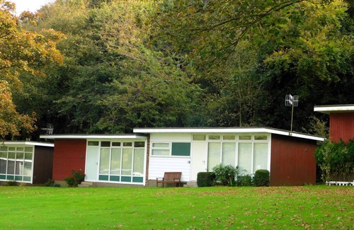 Cromer Ski Chalet | Chalet 72 is an elevated, single storey chalet on Kings Chalet Park, Cromer, in easy reach of Cromer