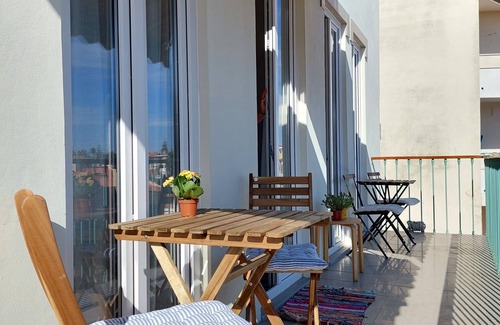 Estoril Ski Chalet | Chalet 90 steps from Estoril beach! NEW