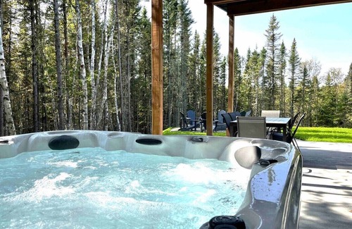 Baie-St-Paul Ski Chalet | Chalet Alpaga 21: Summer Spa & Mountain Escape