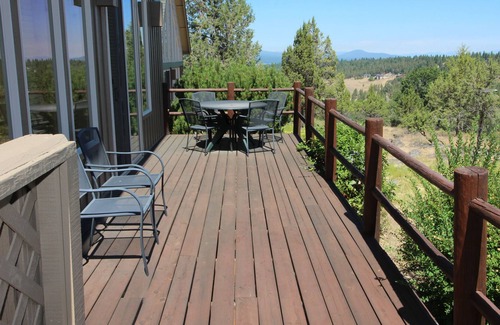 Klamath Falls Ski Chalet | Chalet at Running Y Ranch Resort with deck and hot tub