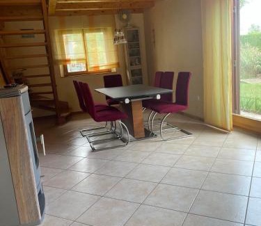 Ueberstrass Ski Chalet | Chalet au bord d'un étang