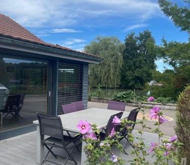 Ueberstrass Ski Chalet | Chalet au bord d'un étang