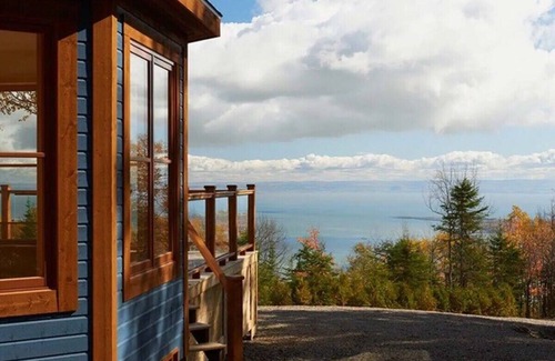 Les Eboulements Ski Chalet | Chalet Bleu 55: River Views, Pool Table & Spa