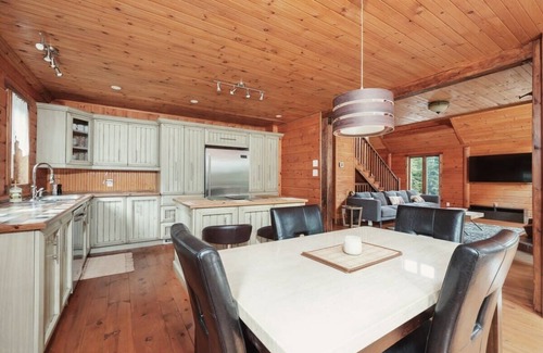 Nominingue Ski Chalet | Chalet Bonheur | hot tub