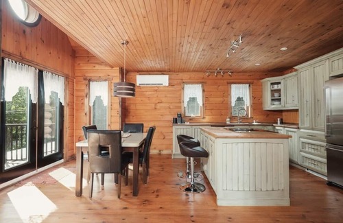 Nominingue Ski Chalet | Chalet Bonheur | hot tub