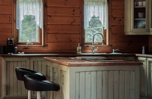 Nominingue Ski Chalet | Chalet Bonheur | hot tub