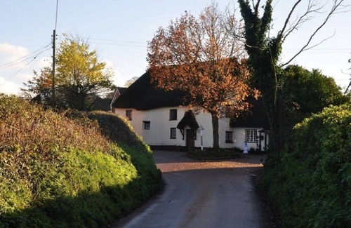 Poltimore House | Chalet Bungalow in Poltimore village - near Exeter