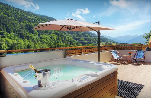 Saint-Jean-de-Sixt Ski Chalet | Chalet Carter - family mountain base for 11, jacuzzi & games - OVO Network