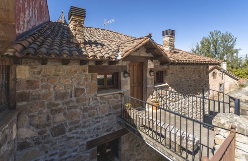 Valle de Valdelaguna Ski Chalet | Chalet 'Casa Rural Las Hoyas Ll' with Mountain View