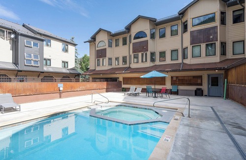 Telluride Condo | Chalet chic! Short walk to ski, river, hot tub & parking