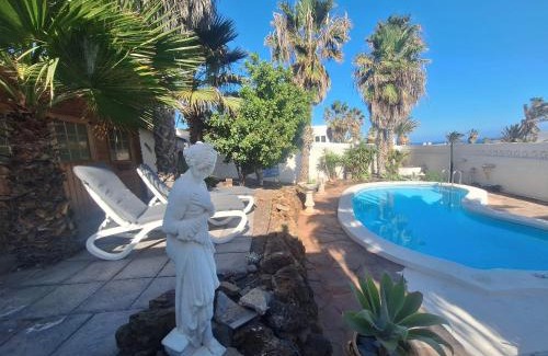 Arico House | Chalet con piscina privada de 2 dormitorios, terrazas, jardin y barbacoa - Casa Momo