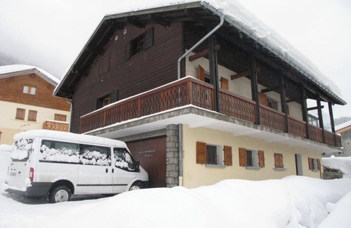 Les Contamines-Montjoie Ski Chalet | CHALET MONT BLANC - Nestled in the Mont Blanc slopes.nCozy holiday cottage.