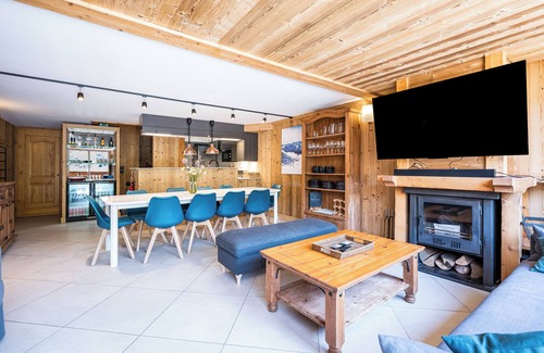 Les Bruyeres Ski Chalet | Chalet 'Gabrielle Luxe Ski-In/Ski-Out' with Lake View, Private Terrace and Wi-Fi