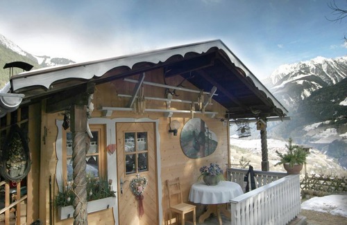 Karroesten Ski Chalet | Chalet in caroles with a nearby forest