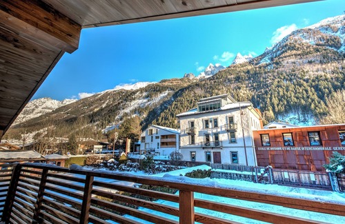 Chamonix City Centre Ski Chalet | Chalet in Chamonix centre, 3 bedrooms ensuite, sleeps 6, view Mont Blanc