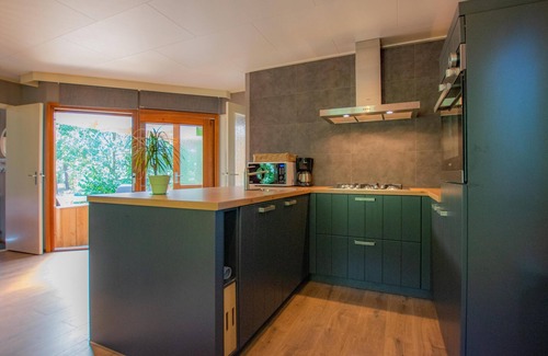 Uden House | Chalet in the woods with veranda and sauna