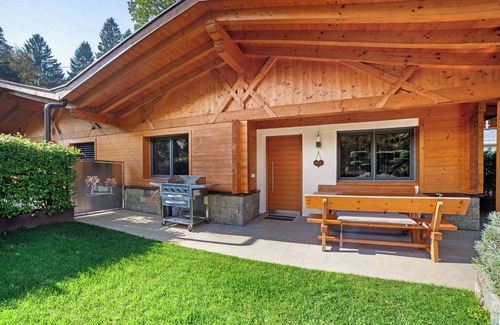 Rifiano House | Chalet 'Jasmin' with Mountain View, Shared Pool and Wi-Fi