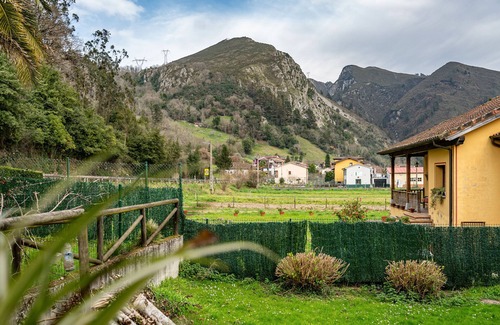 San Juan de Parres Apartment | Chalet 'Les Cuartes 2' with Mountain Views, Private Terrace and Private Garden