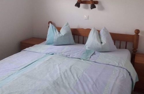 Cambrils Cabin | Chalet located on a wooded park of 8000m ² with large community pool, .