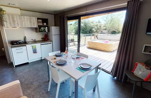 Lourmarin Ski Chalet | Chalet Luberon - 35m² - 2 bedrooms + jacuzzi (4 adults & 1 child max 12 years) 4 to 5 people - 4 people included in the price