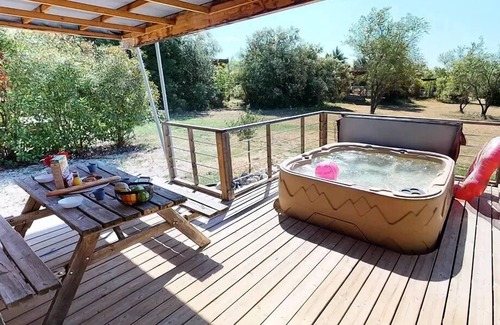 Lourmarin Ski Chalet | Chalet Luberon - 35m² - 2 bedrooms + jacuzzi (4 adults & 1 child max 12 years) 4 to 5 people - 4 people included in the price