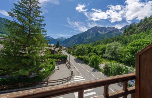 Courmayeur Apartment | Chalet Pontal 5 Comfortable Three-room Apartment with View
