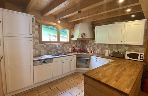 Chatel Ski Chalet | Chalet sleeps10. Only 300m walk to the Linga lifts which link to whole area.
