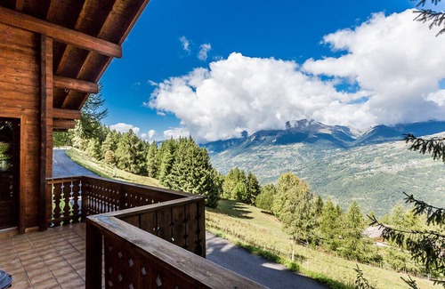 Bellentre Ski Chalet | Chalet spacieux, 3 niveaux, 10 personnes, 4 chambres, proche pistes et centre, Wi-Fi, parking gratuit.
