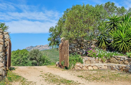 Olbia Ski Chalet | Chalet "Stazzu Straetu" with Sea View, Private Terrace & Private Garden