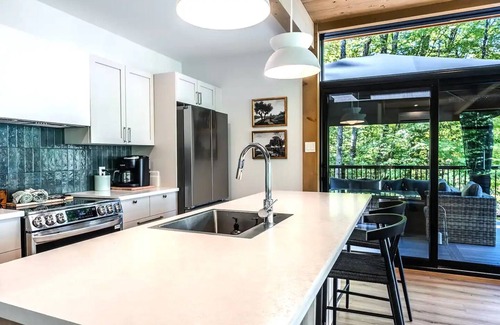 Labelle Ski Chalet | Chalet Van Haven – Spacious Mountain Chalet w/Hot Tub, Lake Access & Game Room