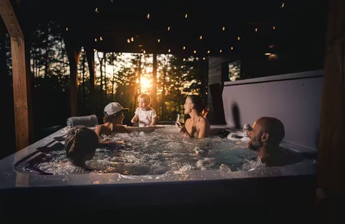 Labelle Ski Chalet | Chalet Van Haven – Spacious Mountain Chalet w/Hot Tub, Lake Access & Game Room