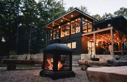 Labelle Ski Chalet | Chalet Van Haven – Spacious Mountain Chalet w/Hot Tub, Lake Access & Game Room