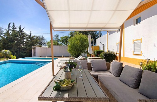 Tunes Ski Chalet | Chalet 'Villa Das Alfarrobas Eco Cabin' with Shared Pool, Wi-Fi and Air Conditioning