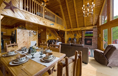 Gatlinburg - Pigeon Forge Cabin | Chalet with 360 views through Wall of Glass 7 Minutes from Dollywood & Parkway