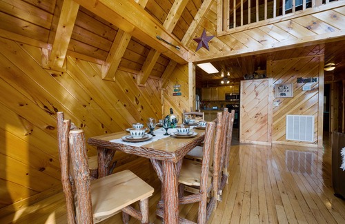 Gatlinburg - Pigeon Forge Cabin | Chalet with 360 views through Wall of Glass 7 Minutes from Dollywood & Parkway